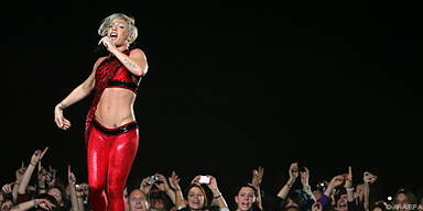 Pink mit einer an Zirkus erinnernde Bühnenshow