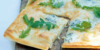 Pizza mit Blauschimmelkaese