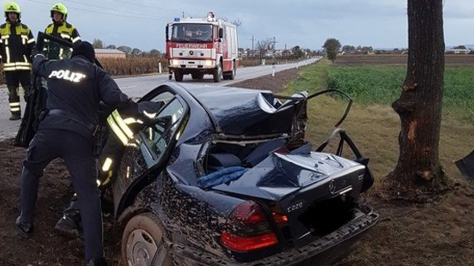 Tödlicher Unfall: Pkw prallte gegen einen Baum