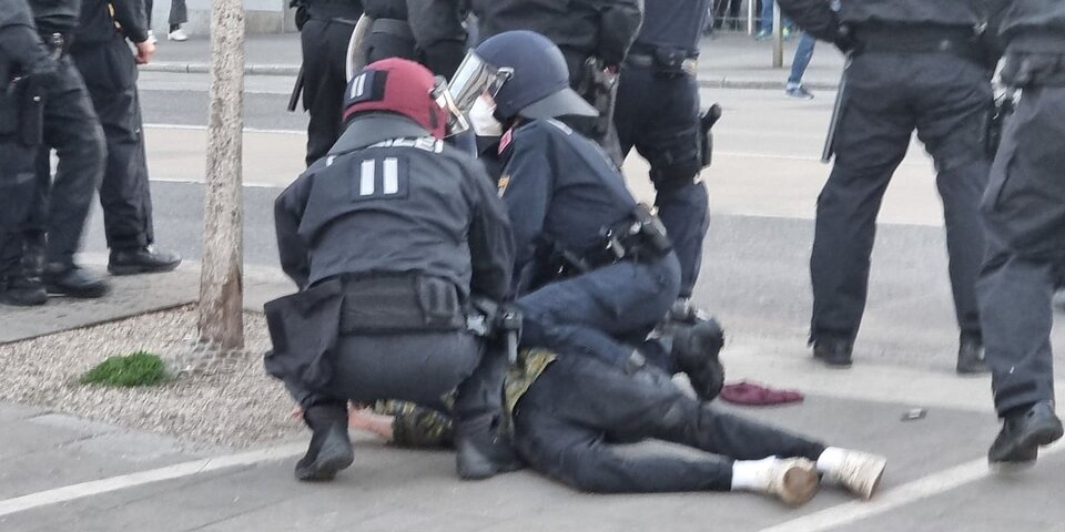 Polizei drückt Demonstranten zu Boden