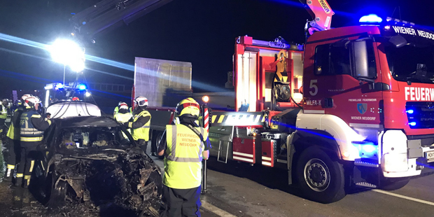 Spektakulärer Fahrzeugbrand auf der A2