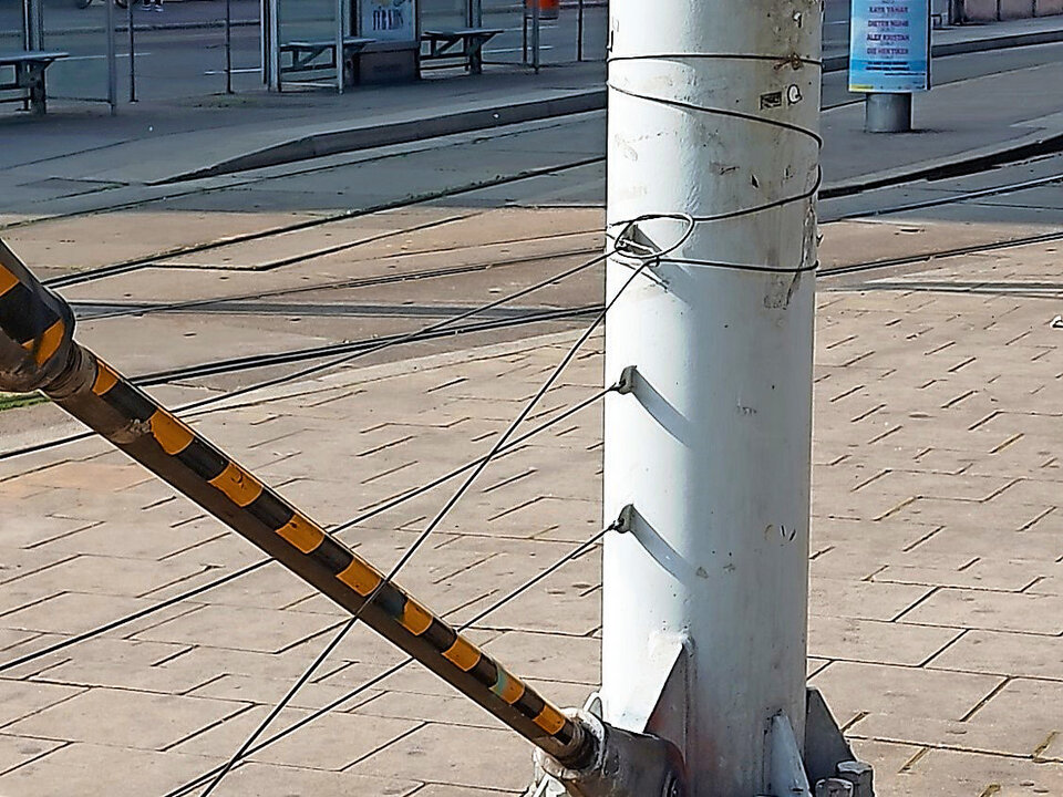Gefährliches Drahtseil am Urban-Loritz-Platz