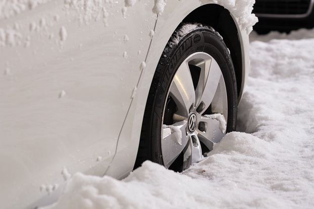Autoreifen im Schnee.