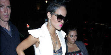 Sexy Rihanna feiert im BH