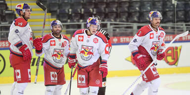 Salzburger Eishockey Bullen feiern Heimsieg