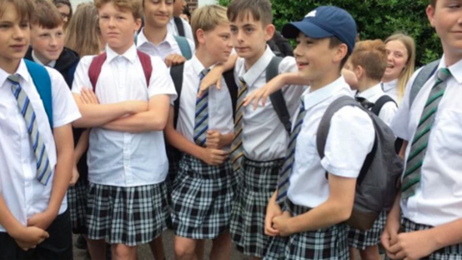 Darum tragen diese Schüler jetzt Röcke