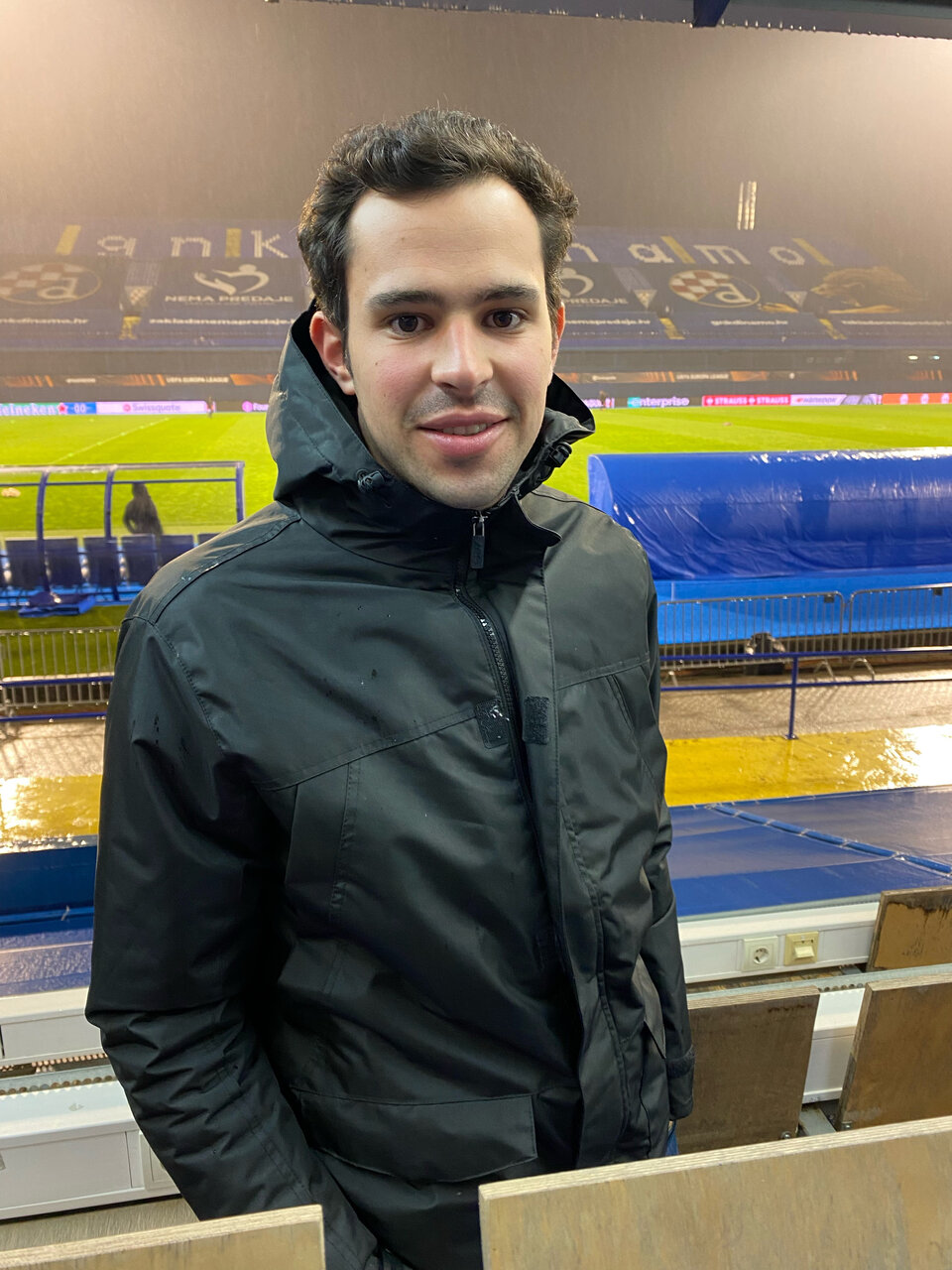 Oe24-Reporert Philipp Scheichl beim Lokalaugenschein vor Ort im Stadion Maksimir.