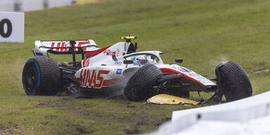Schumacher schrottet sein Auto im Training