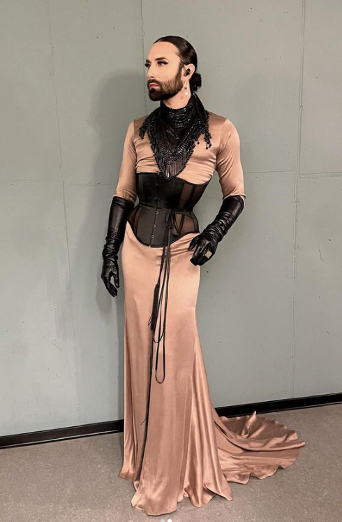 Conchita Wurst im seidenen Corsage-Kleid