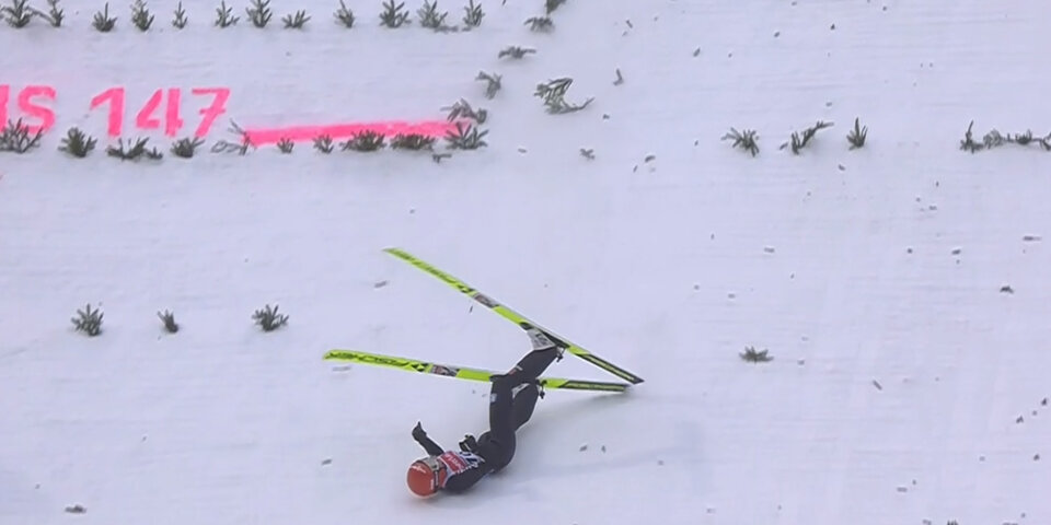 Schockmoment: Schwerer Sturz von Skispringerin