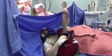 Mann spielt Gitarre bei Gehirn-OP!