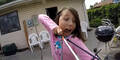 Mutiges Mädchen reisst sich Zahn mit Bogen