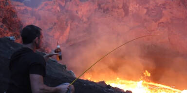Mann röstet Marshmallows über Lava