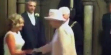 Queen gratuliert verdutztem Brautpaar
