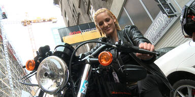 Harley-Fahrschule: Sexy Missen am heissen Bike