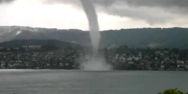 Wasserhose wirbelt über den Zürichsee