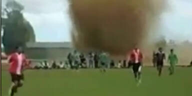 Tornado fegt über Fußballfeld