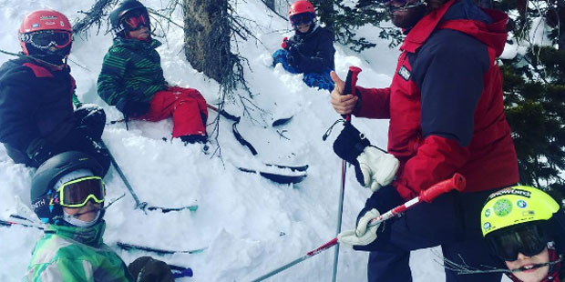 Ast pfählt Gesicht von Skilehrer