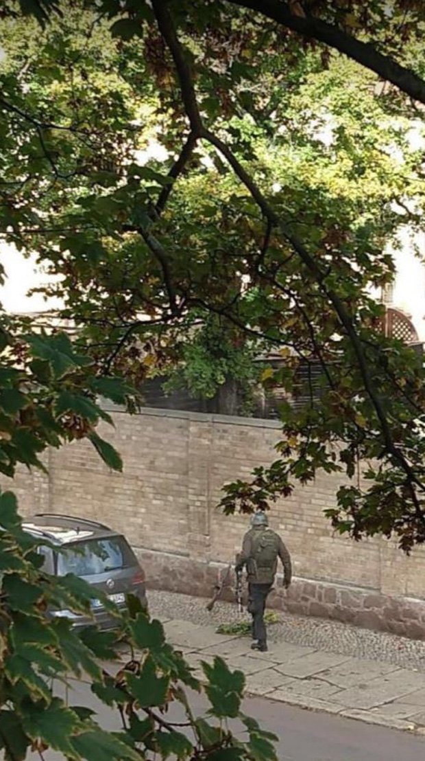 Täter trägt Bundeswehr-Uniform und Stahlhelm