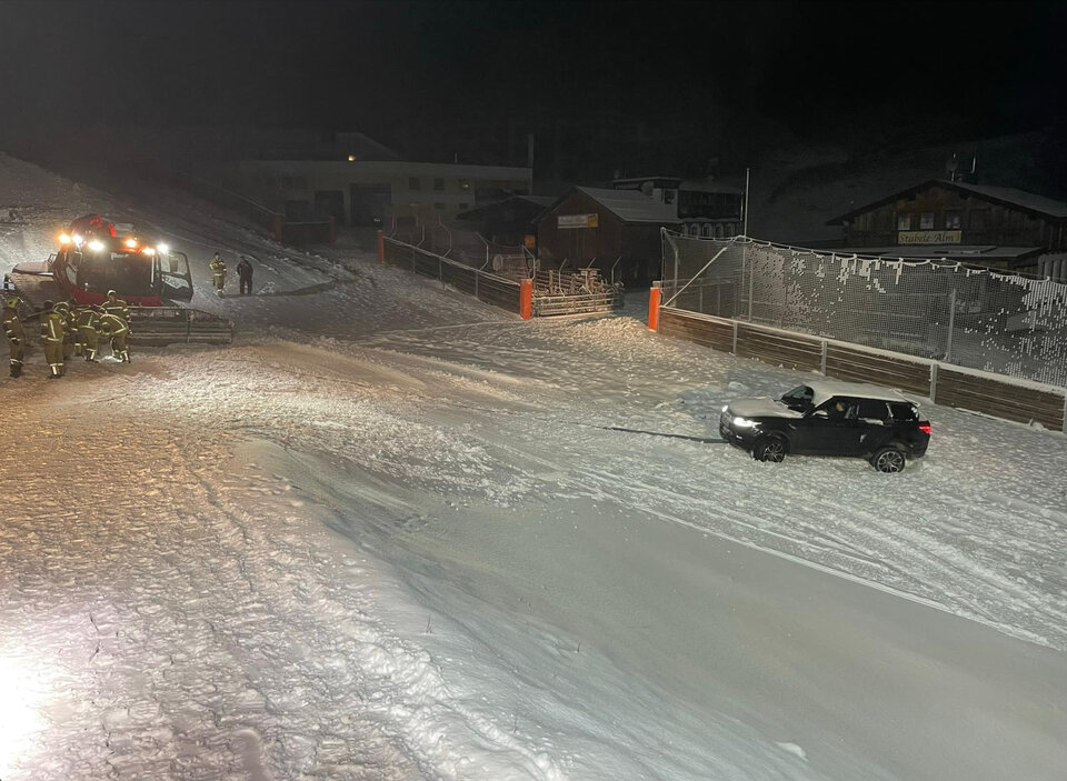 Urlauber mit Auto auf Skipiste steckengeblieben