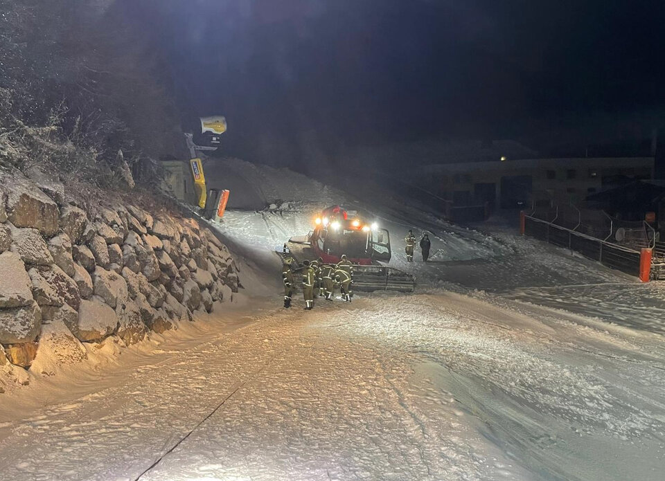 Urlauber mit Auto auf Skipiste steckengeblieben
