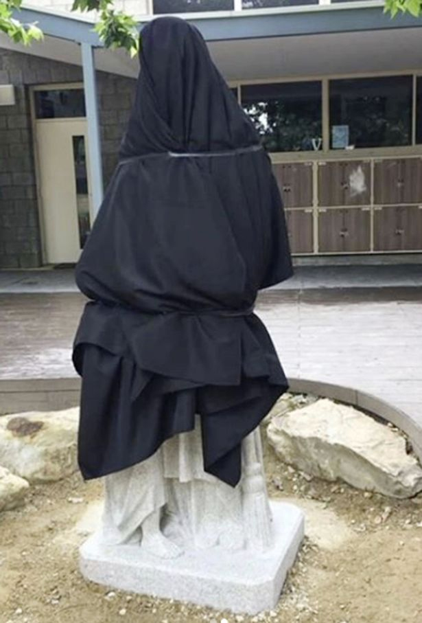 Warum diese Schulstatue verhüllt werden musste