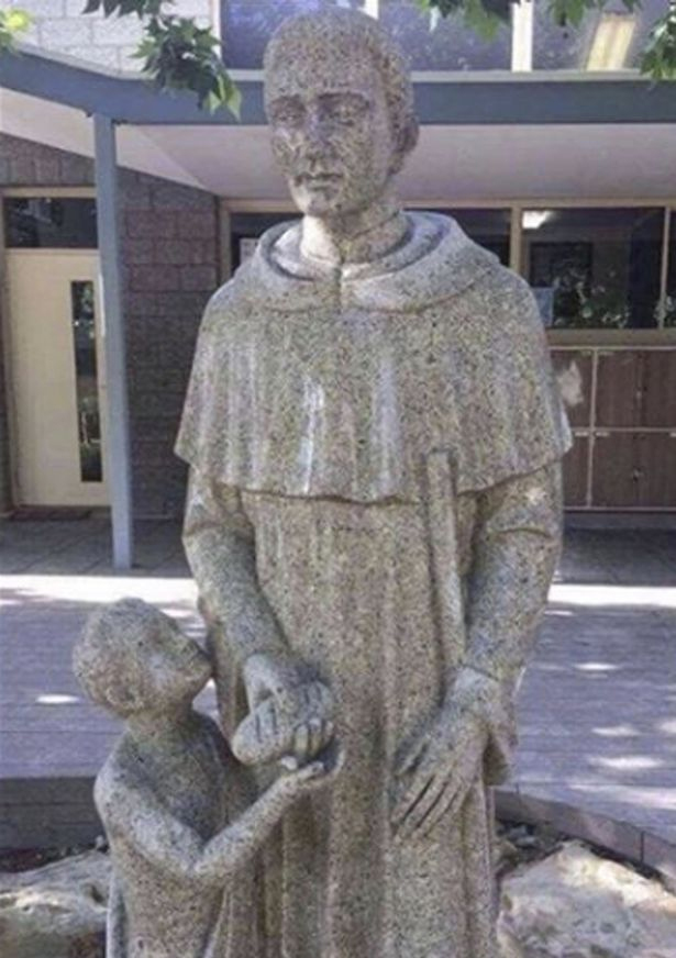 Warum diese Schulstatue verhüllt werden musste