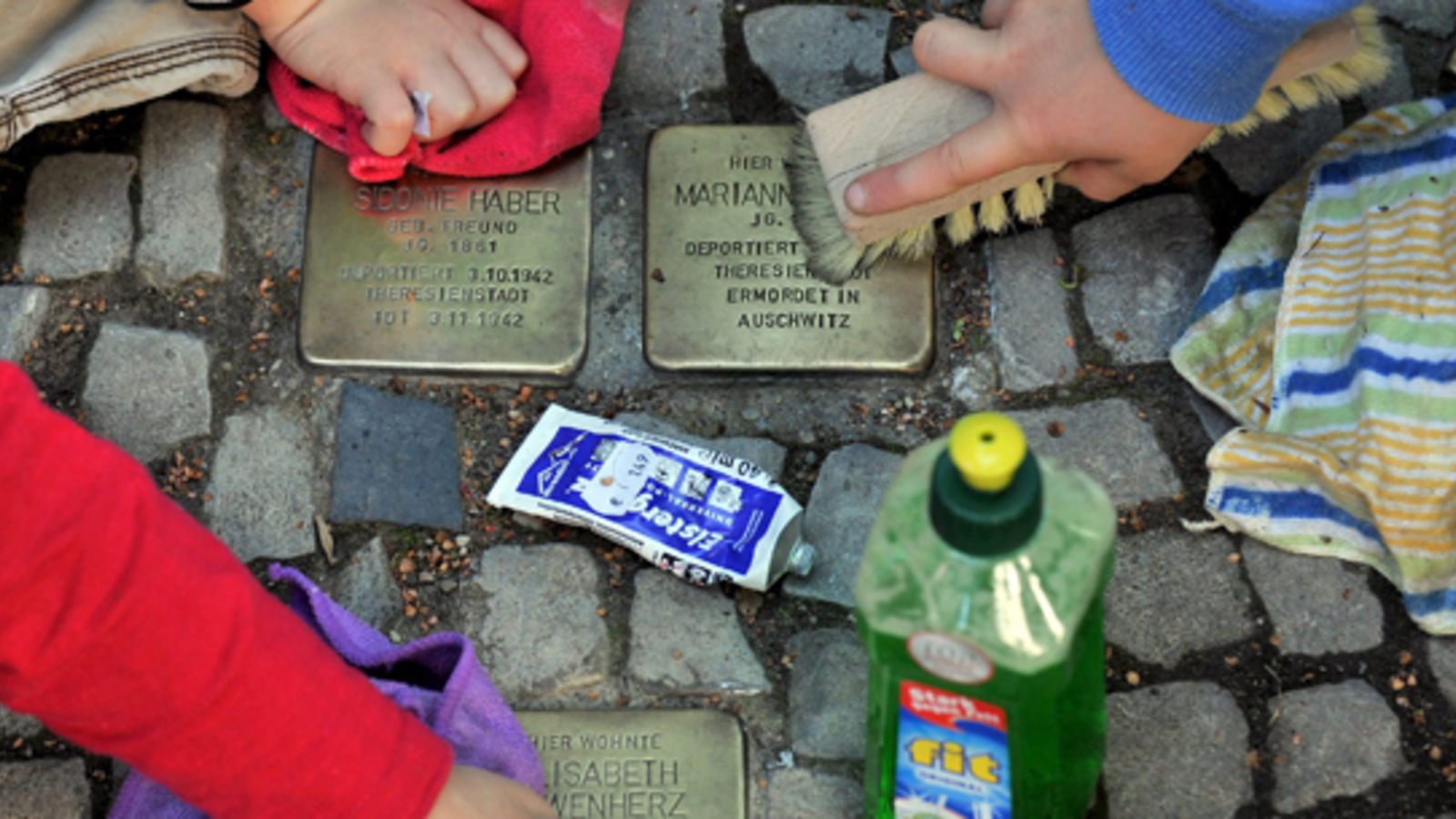 Wieder "Stolpersteine" Beschmiert