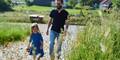 Vater und Tochter Spazieren