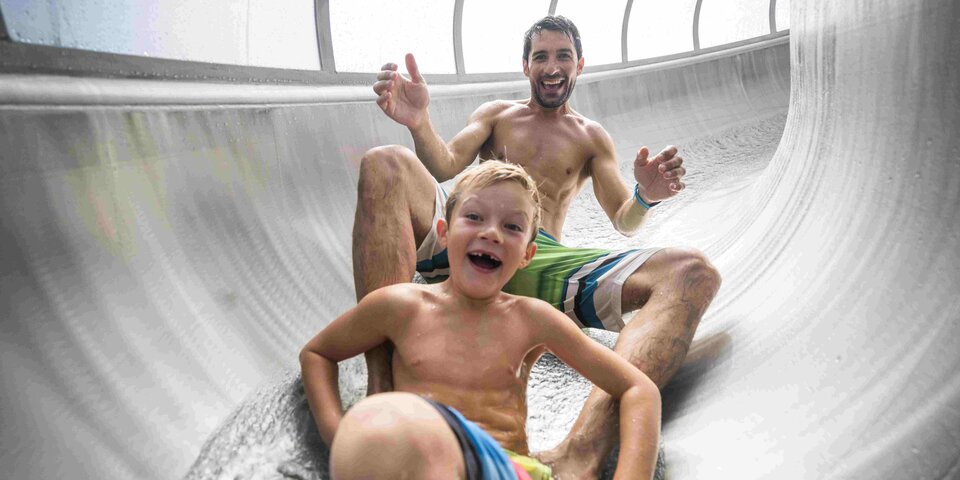 Vater und Sohn auf Wasserrutsche