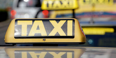 19-jähriger Alkolenker kollidierte mit Taxi: Fahrerflucht