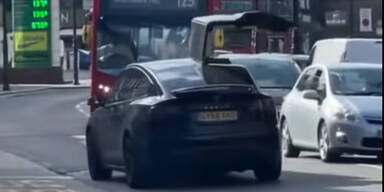 Tesla-Angeber rammt mit Flügeltür Doppeldeckerbus