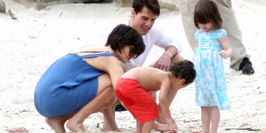 Endlich mit Kindern: Süße Suri spielt am Strand