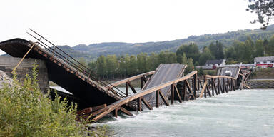 Brücke in Norwegen eingestürzt - Auto landete im Wasser