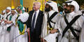Völlig irre: Hier tanzt Trump mit Saudis Säbel-Tanz