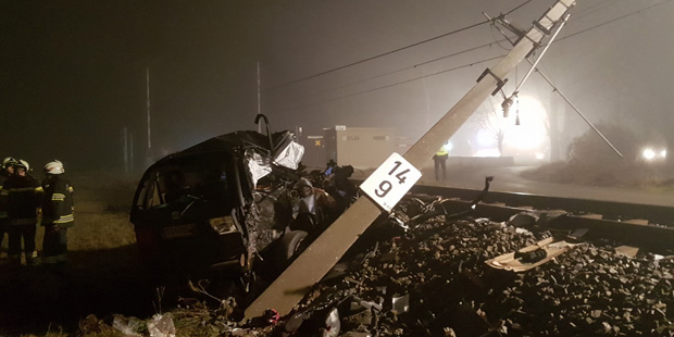 Zug schrottet Pkw bei Tulln