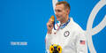 US-Schwimm-Star Caleb Dressel mit seiner Gold-Medaille