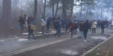 Video zeigt Ansturm auf griechischen Grenzzaun