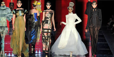 Gaultier zeigt Fransenspiele der Haute Couture