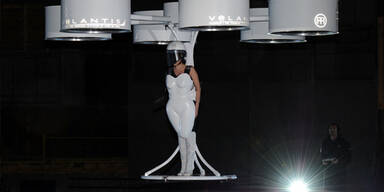 Lady Gaga hob im 'fliegenden Kleid' ab
