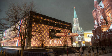 Riesen-Koffer von Louis Vuitton auf Rotem Platz sorgt für Unmut