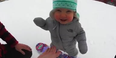 Süßes Snowboard-Baby begeistert Internet