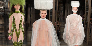 Pam Hogg schickt Models nackt auf den Laufsteg