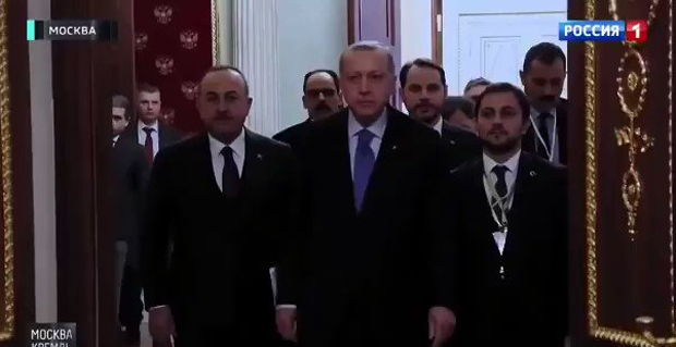 1:58 Minuten: Wie Erdogan vor Putins Tür warten muss