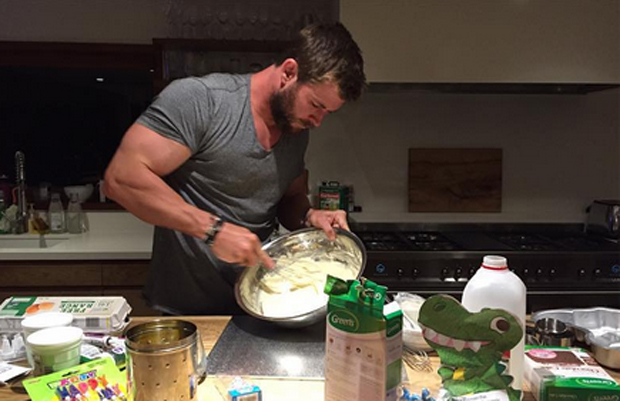 Chris Hemsworth: Dinosaurierkuchen für Tochter