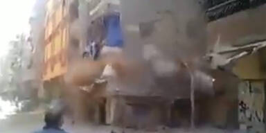 Video zeigt, wie Haus nach Beben einstürzt