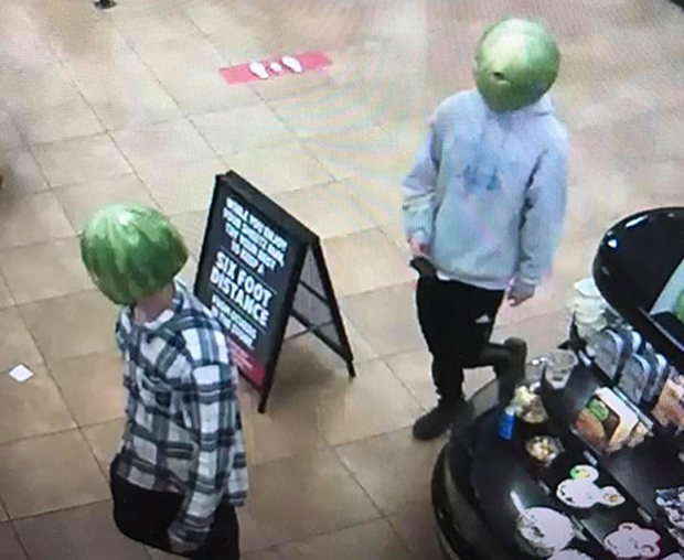 Melonen-Bande posiert bei Raub
