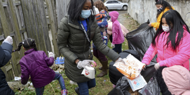 Kinder sammeln Müll