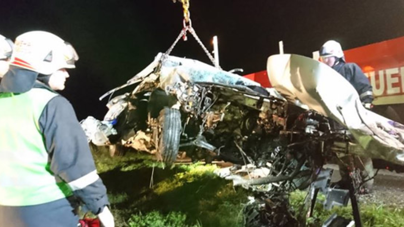 auto-kracht-gegen-br-ckenpfeiler-frau-tot