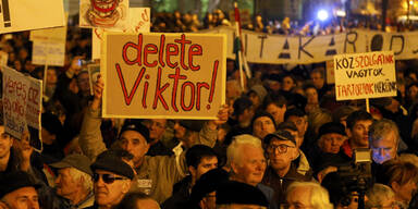 Massendemo gegen Orban